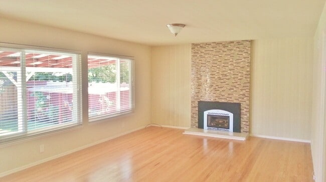 Building Photo - UPDATED LARGE 1500 sq/ft 3BR/2BA Cherry Ch...