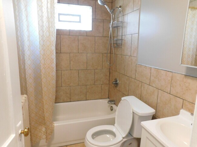 Building Photo - Spacious 1 Bedroom Apartment in Great Location