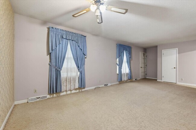 Building Photo - 2 Bedroom Dog Friendly Home For Rent With Large Bonus Room!