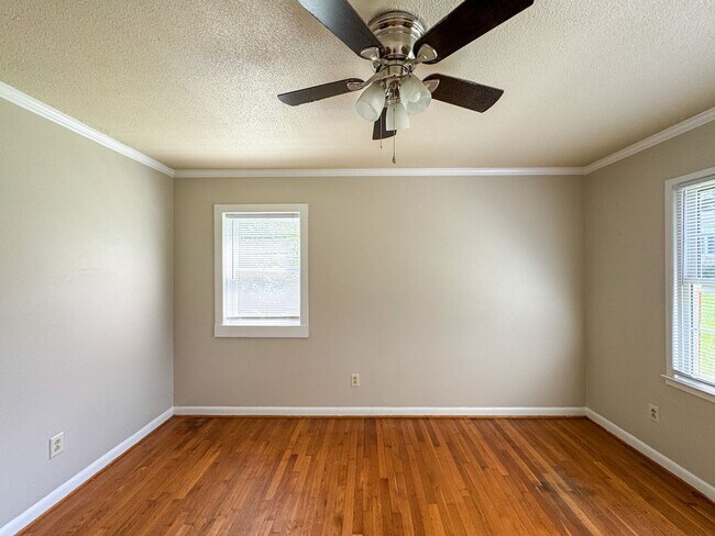 Building Photo - 6402 Fenwick Pl