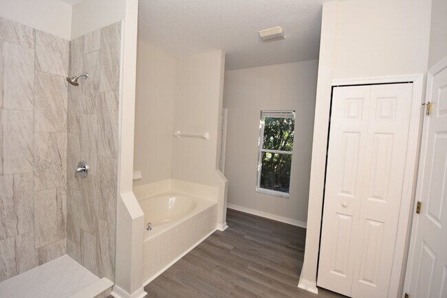 Building Photo - 4 bed, 2 bath located in Matanzas Woods su...