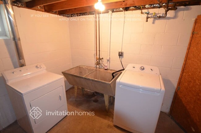 Building Photo - 4240 6th St NE