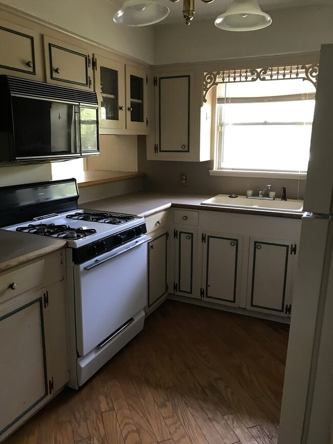 Building Photo - Beautiful Home! Perfect location