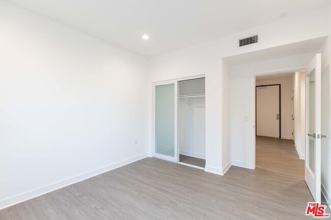 Building Photo - 843 Wilcox Ave