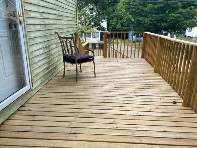 Building Photo - 2 WEEKS FREE RENT! Kenmore 3BR with Update...