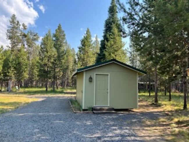 Building Photo - Custom Home Close to Big Deschutes