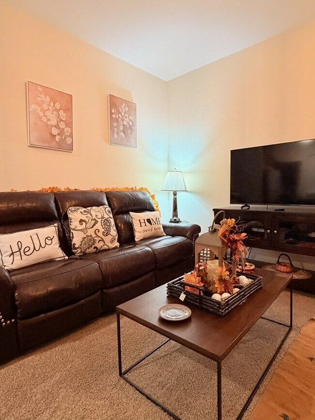 Building Photo - Beautifully appointed nearly new home