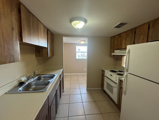 Building Photo - Cozy 1-Bedroom Apartment in Port Richey, F...