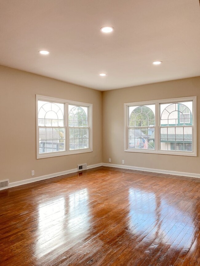 Building Photo - Beautifully updated 5 bed 2 bath house $2200 *MOVE IN SPECIAL*