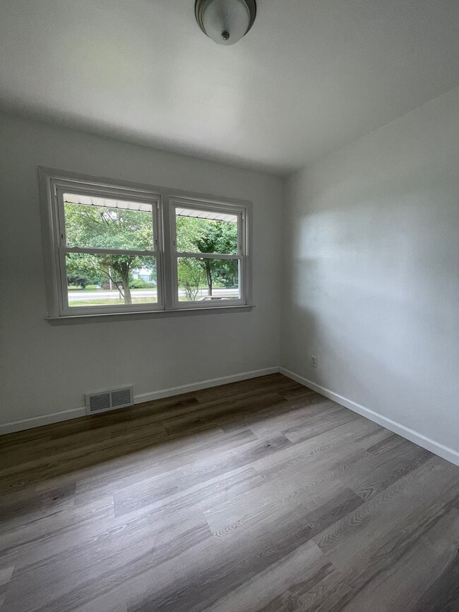 Building Photo - Three Bedroom Home in Richland