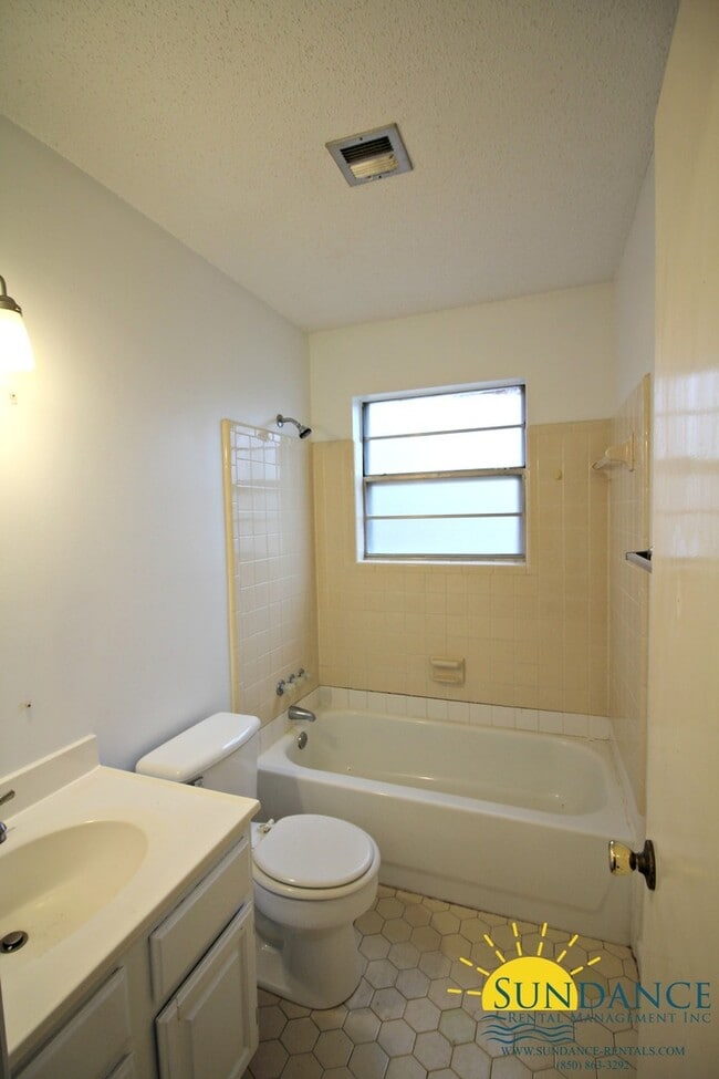 Building Photo - Great 3 Bedroom Home in Fort Walton