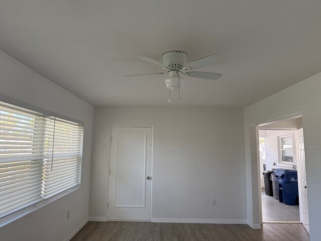 Building Photo - 2 Bedroom 1 Bath Home with Den/Office