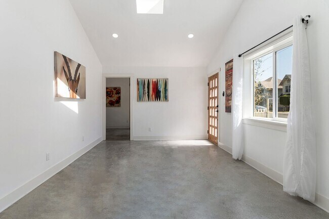 Building Photo - BEUATIFUL BRIGHT 2 + 1 SINGLE FAMILY HOME