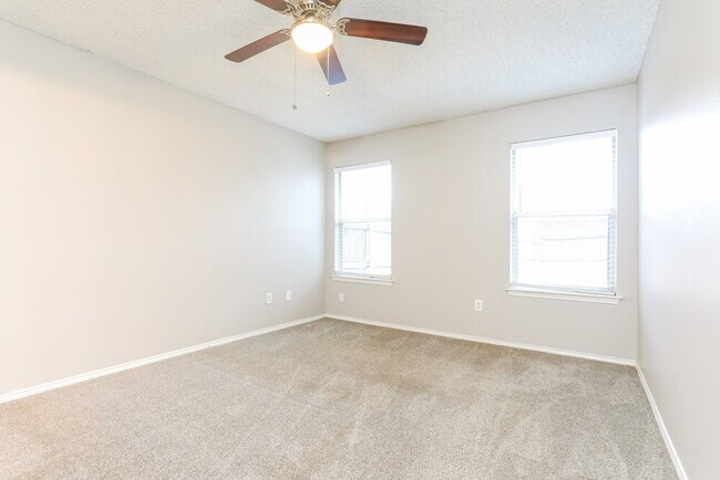 Building Photo - 1114 Hidden Creek Dr