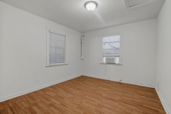 Building Photo - Welcome to your newly updated 2 bedroom, 1 bath home!