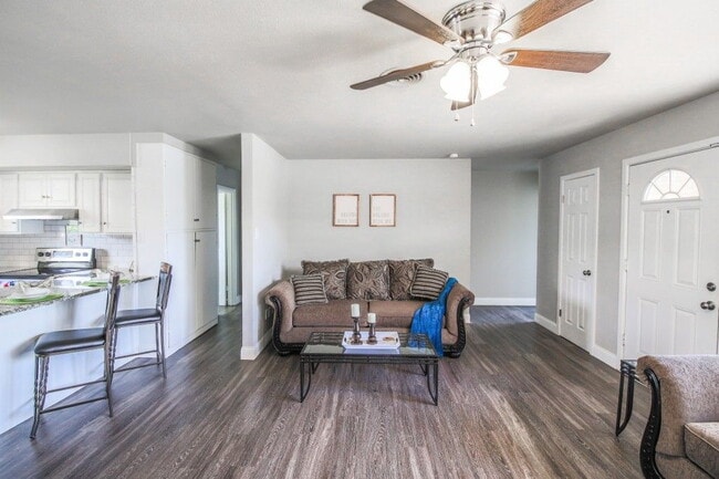 Building Photo - Cute 4 bed 2 bath house