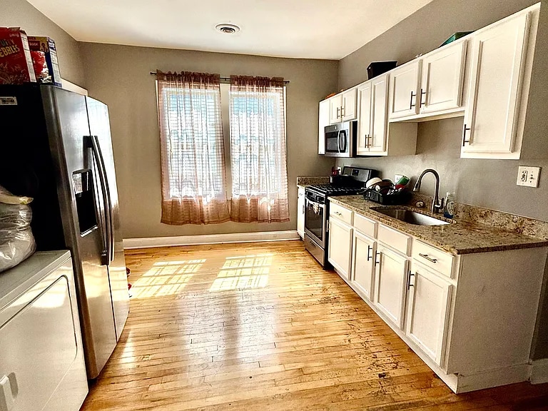 Primary Photo - 831 N Ashland Ave
