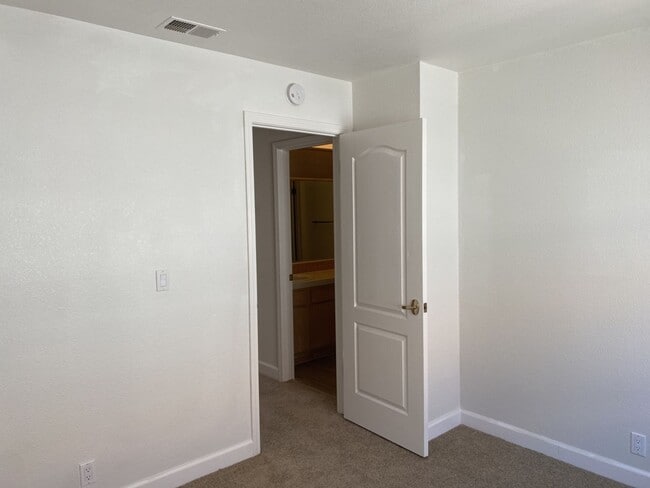 Building Photo - Great 2 bedroom 1.5 Bath condo