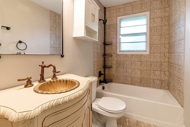 Full Bath - 4821 Humber Dr