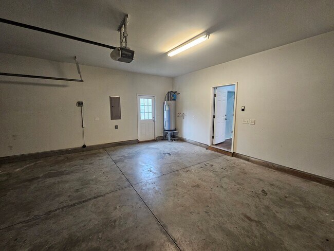 Building Photo - Spacious 4 Bedroom Home in Hampstead