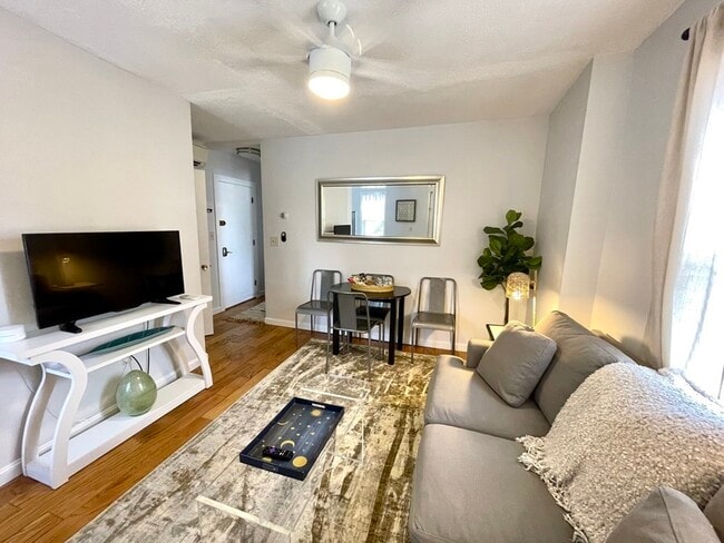 Building Photo - 1002 Tremont St