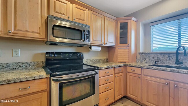 Building Photo - 8817 E Dahlia Dr