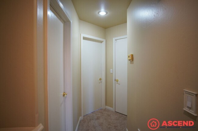 Building Photo - 5305 Pine Grove Ct