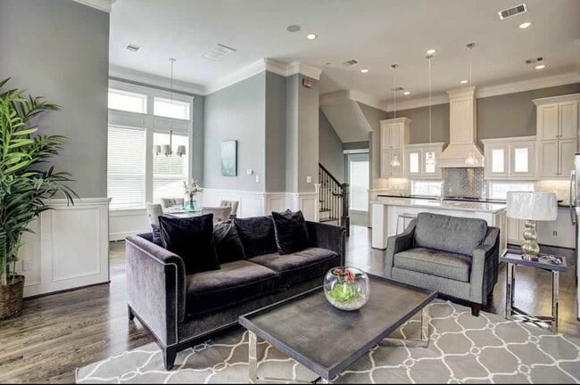 Building Photo - 2115 Bidwell Dr