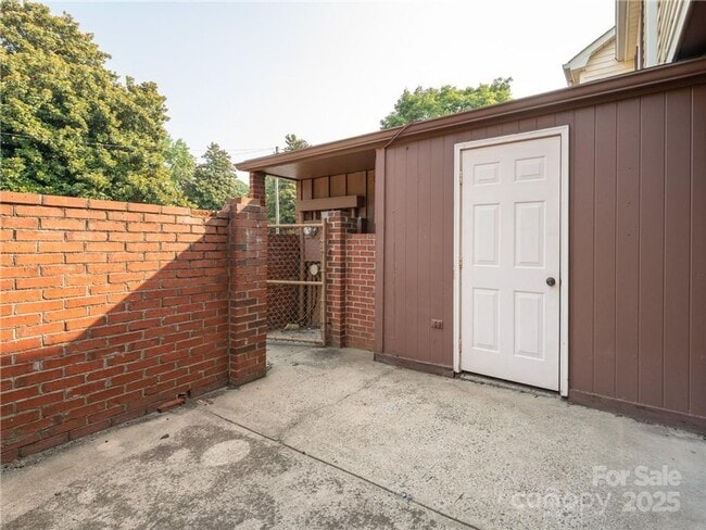 Building Photo - 2 Bedroom Townhome available for rent in Charlotte NC