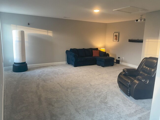 Building Photo - 3 Bed/3 Bath with 2 Bonus Rooms!!!