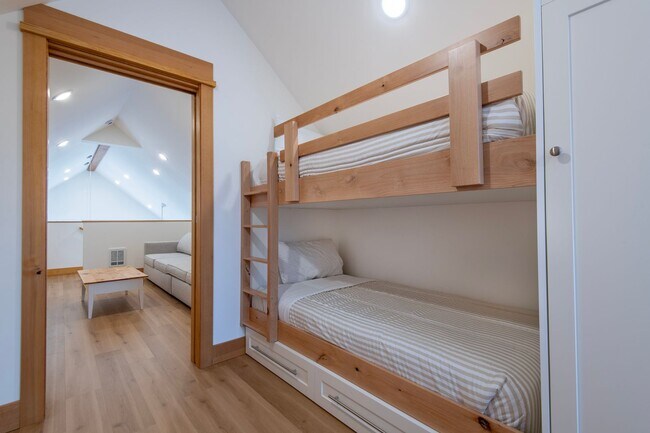 Building Photo - Seasonal Rental 11/1/25 - 5/30/26 Modern F...