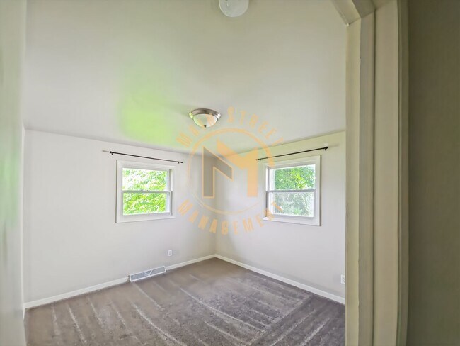 Building Photo - 1212 E Sylvan Ave