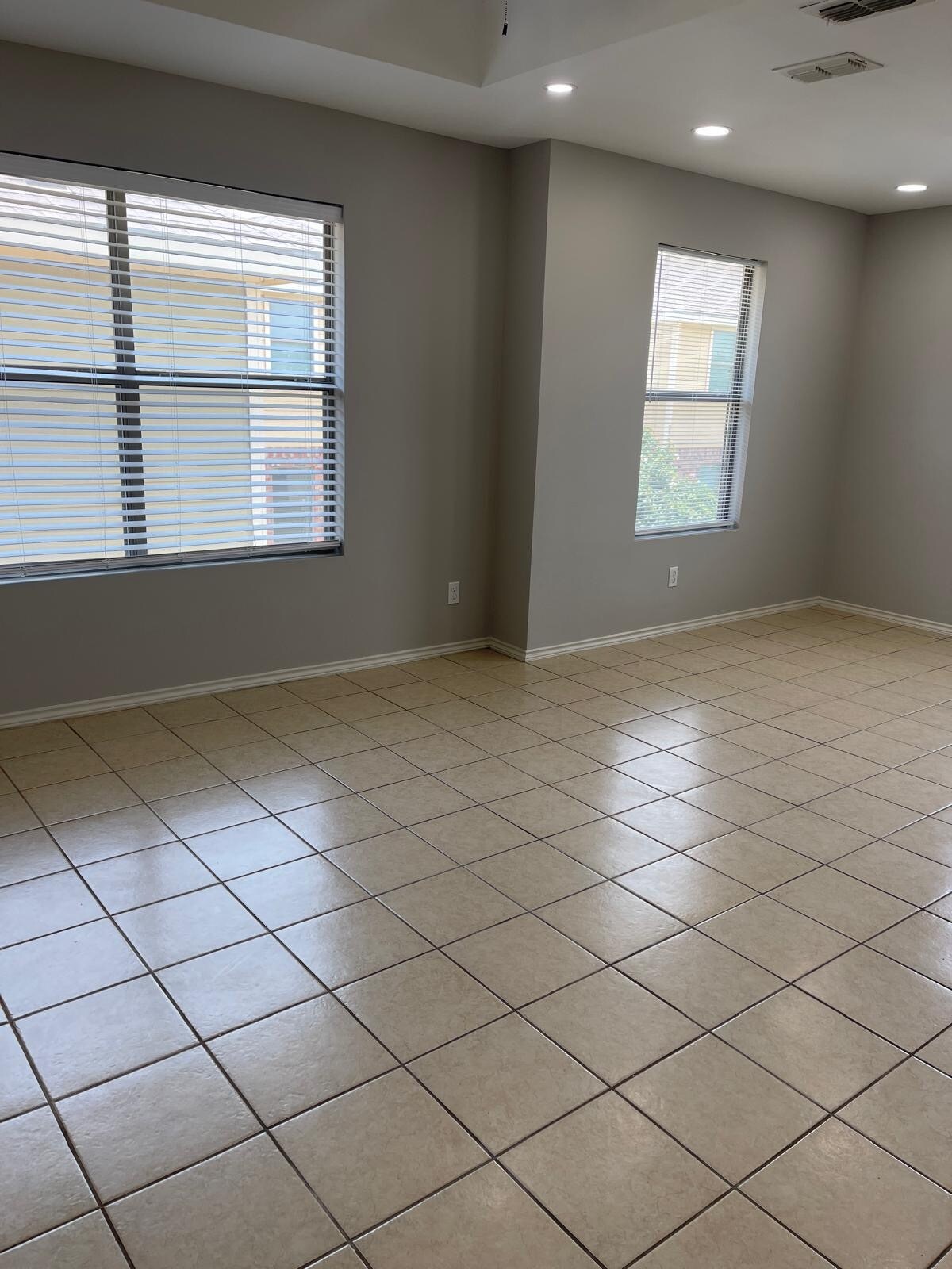 Building Photo - 406 E 3rd St