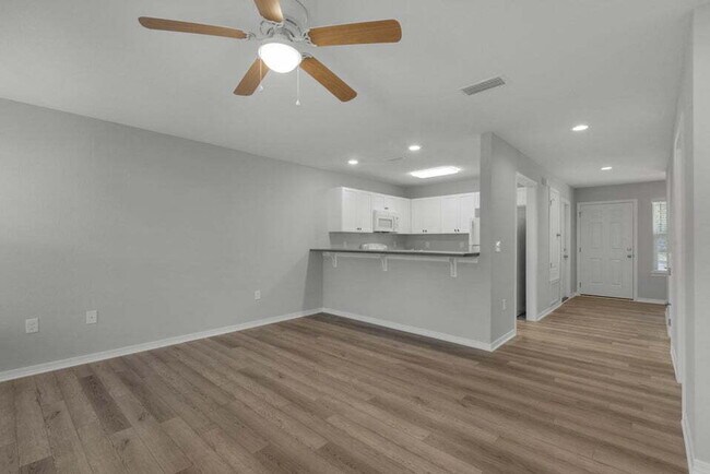 Building Photo - "Charming 2-Bed Townhouse Retreat in Fort Walton Beach with 2.5 Baths!"