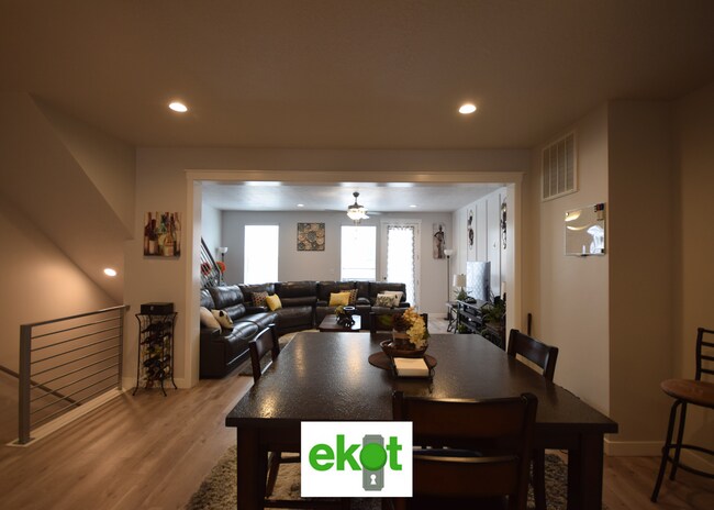 Building Photo - Spacious Townhome Near Shopping! 3 BD 2.5 BTH