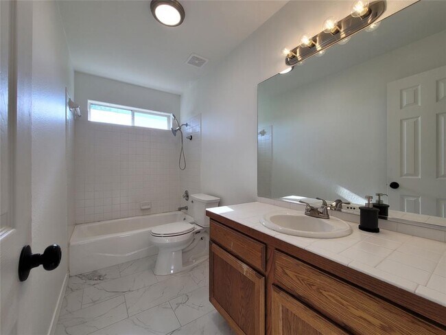 Building Photo - 208 Newcastle Dr
