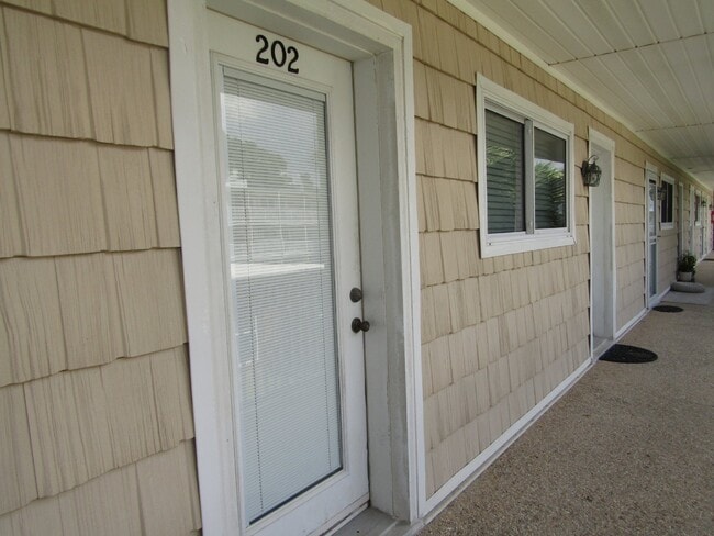 Building Photo - Stylish Condo in Waterfront Bayview Terrace – Updated Interiors, In-Unit Washer/Dryer, Access to ...