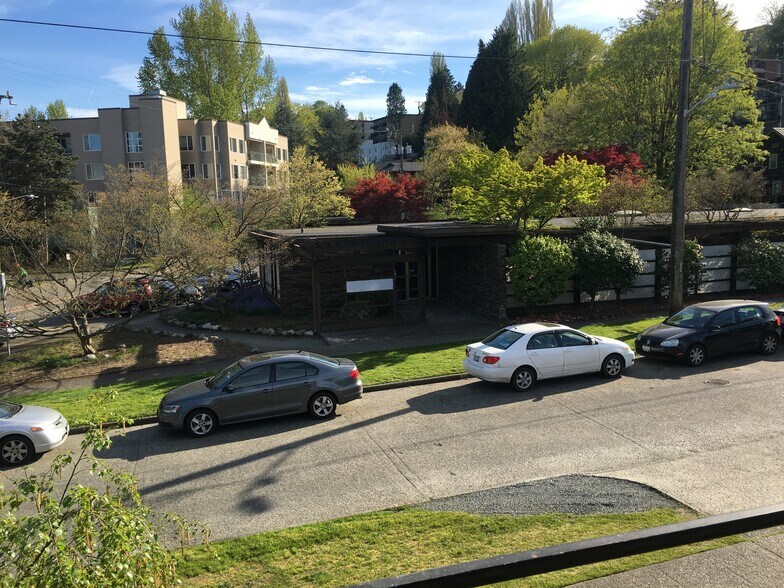 Building Photo - 2318 NE 51st St