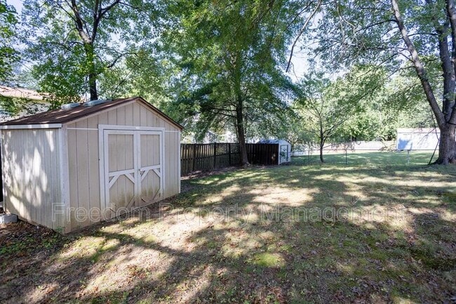 Building Photo - 5685 Roundtree Dr
