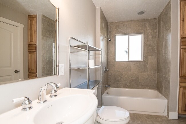 Building Photo - Beautiful Spacious Home in Sugarhouse!