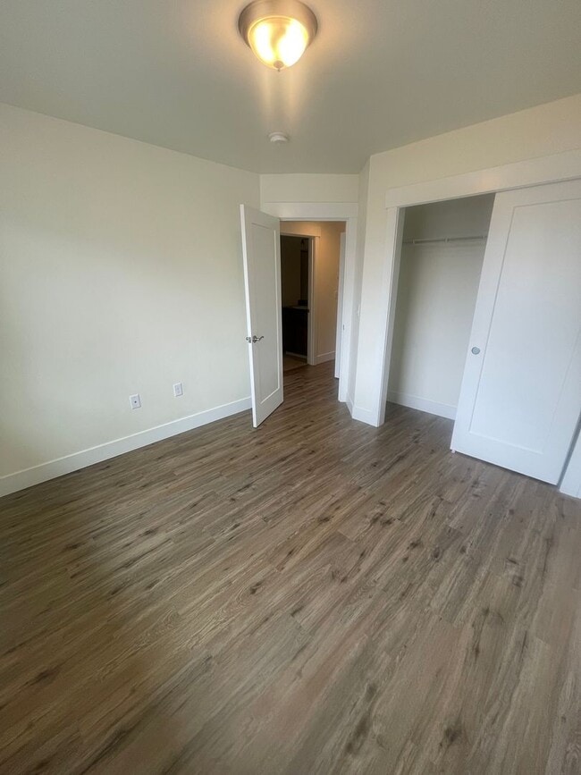 Building Photo - Stunning Modern Three Bedroom Duplex in Le...