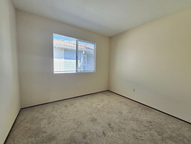 Building Photo - Large 4 bed/2.5 bath home with vaulted cei...