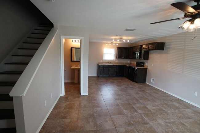 Building Photo - 1 Bedroom 1.5 Bath Townhome for Rent in Li...
