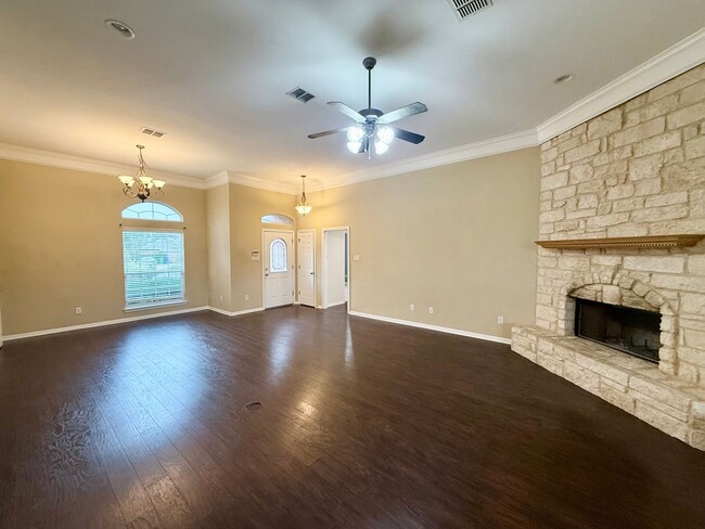 Building Photo - Spacious 4-Bedroom Home in Midway ISD