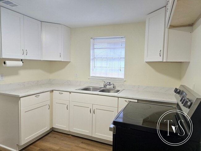 Building Photo - 816 W 48th St