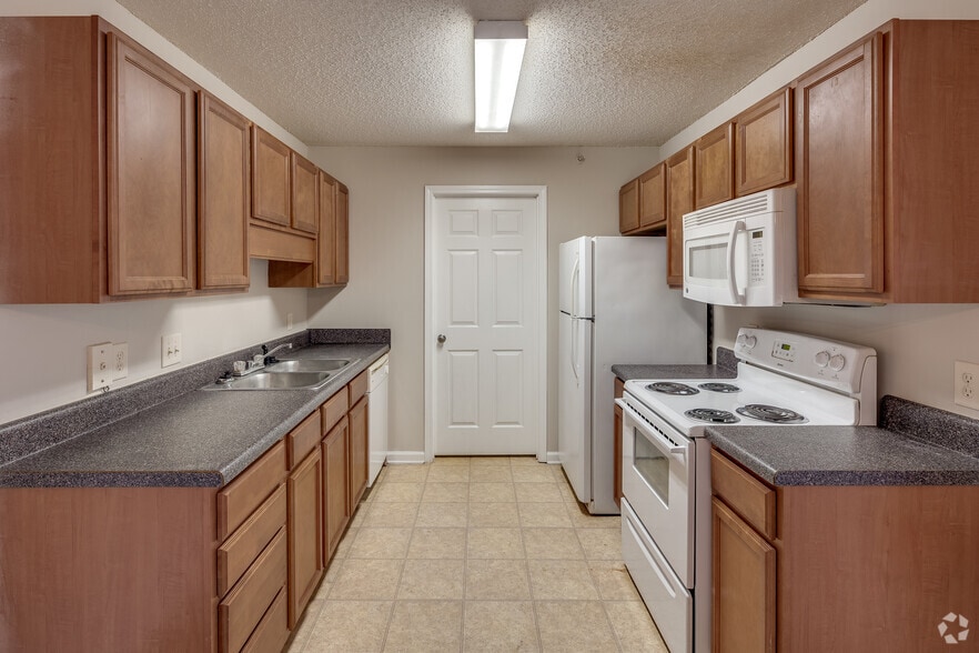 2BR, 2BA - 950SF - Kitchen - Somersett Acres