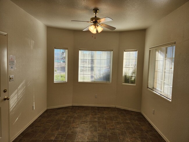 Building Photo - Rare Ground Level Unit - 2 Bed / 1 Bath w/private yard