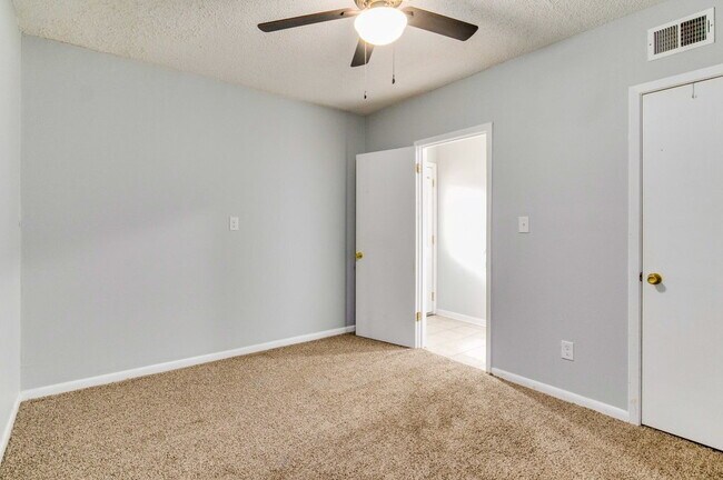 Building Photo - BRIGHT AND BEAUTIFUL DUPLEX CLOSE TO UWF!