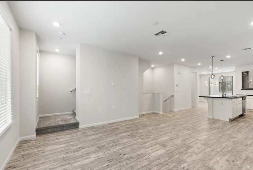 Building Photo - 25296 Villager Ln