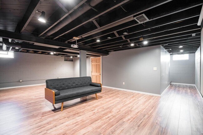 Building Photo - 6434 N Willow Glen Ln